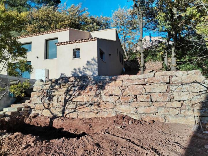 Pour poser des pierres d’enrochement dans le cadre des projets d’aménagement extérieur.